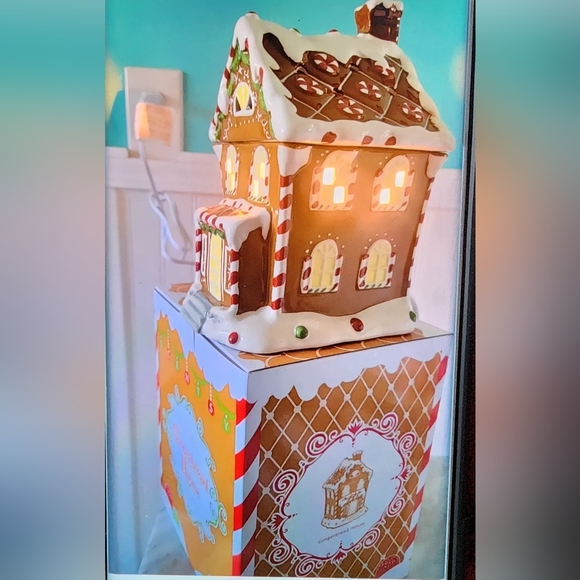 NIB.2015 Scentsy Limited Edition Ginger Bread House. Scentsy Warmer and Ornament - Picture 4 of 13